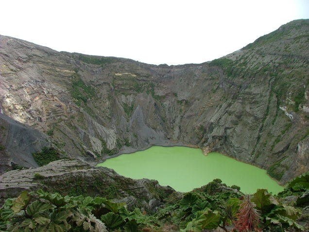 Hồ núi lửa Diego de la Haya nằm trong 5 miệng núi lửa của núi Irazú, Costa Rica. Hồ này thay đổi màu sắc tự nhiên từ màu xanh lá cây sáng sang màu ghi, hồng, hay đỏ, phụ thuộc vào loại khí gas được thoát ra từ hoạt động của núi lửa.