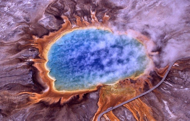 Vùng hồ nước nóng Grand Prismatic Spring ở công viên quốc gia Yellowstone, Wyoming, Mỹ. Đây là hồ nước nóng lớn nhất ở Mỹ và lớn thứ ba trên thế giới. Điểm đặc biệt nhất của nó là những mảng màu sắc nổi bật như màu cam và đỏ, xanh đậm tạo thành khung cảnh hồ huyền ảo.