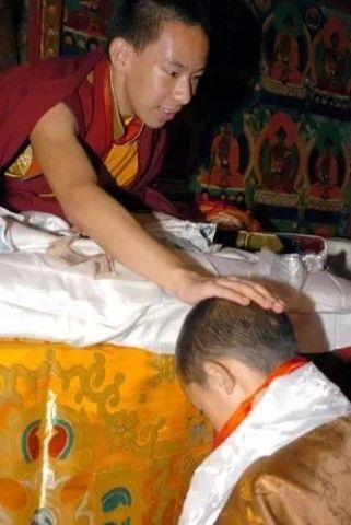 Sờ đầu: Suy nghĩ của người ngoài: Sờ đầu trẻ con không sao. Thực tế: Nếu bạn không phải Latma hay Phật sống, xin hãy nhớ đừng sờ đầu người dân ở đây, trẻ con cũng không được, trừ phi bạn là người thân hoặc bạn bè thân của bố mẹ đứa trẻ. Người Tây Tạng cho rằng sở đầu là động tác của thần thánh, chỉ có Latma hoặc Phật sống mới được làm như vậy. Tóm lại, trong giao tiếp ở Tây Tạng, trừ bắt tay, dắt tay, cụng đầu, những động tác khác tốt nhất không nên làm. 