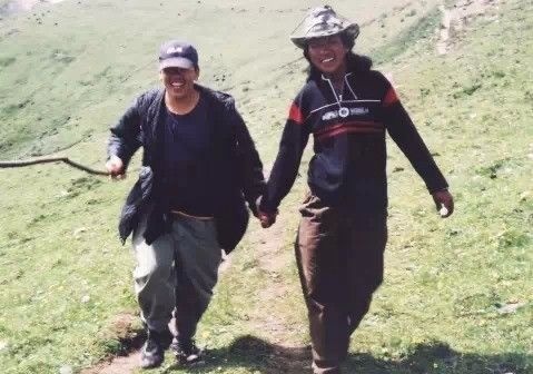 Dắt tay: Suy nghĩ của người ngoài: Người cùng giới dắt tay nhau là đồng tính. Thực tế: Đến Tây Tạng chơi, bạn sẽ thấy người dân nơi đây rất nhiệt tình bắt tay hay dắt tay bạn. Khi bắt tay, tay trái họ ôm lấy tay bạn, tay phải thì vỗ vỗ vào tay bạn. Còn khi đưa bạn đi tham quan, họ hay dắt tay, vừa dắt còn như vừa làm động tác dung dăng dung dẻ. Việc này bất luận già trẻ gái trai. Nhưng bạn đừng lo, họ chẳng có ý gì đâu, chỉ là vì họ hiếu khách, và đây là thói quen trong cuộc sống hằng ngày của họ thôi. 