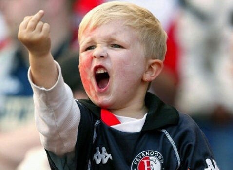 Ra dấu bằng ngón giữa: Suy nghĩ của người ngoài: Ra dấu bằng ngón giữa có ý chửi mắng. Thực tế: Ở Tây Tạng, khi nhận xét về người hoặc vật, 5 ngón tay của họ có ý nghĩa biểu đạt thế này: Xếp thứ nhất: Giơ ngón tay cái, động tác này giống với hầu hết các nước trên thế giới. Xếp thứ nhì: Ngón cái và ngón trỏ chụm đầu vào nhau, tuy nhiên động tác này ít được dùng hơn. Xếp thứ ba (tức là bình thường): Giơ ngón giữa, động tác này làm rất nhiều du khách hiểu lầm là chửi mắng họ, nhưng người Tây Tạng khi làm động tác này chỉ đơn thuần là một sự đánh giá, không có ý gì khác. Xếp thứ tư: Giơ ngón áp út, khi người Tây Tạng làm động tác này thì đánh giá của họ là tạm chấp nhận được, không đến nỗi nào. Động tác này cũng ít được làm hơn các động tác khác. Xếp thứ năm: Giơ ngón út, có nghĩa là kém. Còn nếu bạn bị họ nhận xét bằng dấu hiệu ngón cái và ngón út chụm đầu vào nhau, thì bạn nên xem lại mình một chút, bởi đây là cách họ biểu đạt việc bạn đang làm còn kém hơn cả kém. 