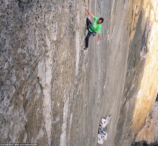 Hai nhà leo núi Kevin Jorgeson và Tommy Caldwell đã quyết định sống trên vách đá ở độ cao lên tới 914m.
