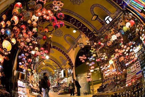 1. Chợ Grand Bazaar, Istanbul: 91,25 triệu khách/năm Ngôi chợ có từ thế kỷ XV với những lối đi dưới mái vòm bày bán các loại đồ gốm trang trí thủ công, đèn lồng, thảm hoa văn phức tạp, vật dụng bằng đồng và vàng trang sức phong cách Byzantine.  Khi kiệt sức vì mua sắm, khách có thể dừng chân thưởng thức kebab hoặc tách trà, cà phê Thổ đậm đặc.