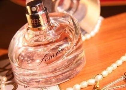 Chuyên nước hoa, chuỗi khách sạn Georgia (Vancouver, Canada): Chỉ sau vài phút yêu cầu, nhân viên phục vụ sẽ mang tới một khay bạc trên đó có đựng 10 loại nước hoa (5 loại cho nam, 5 loại cho nữ). 