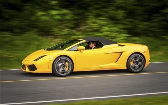 Miễn phí lái thử siêu xe, khách sạn Four Seasons Hotel (Beverly Hills, California, Mỹ): Chỉ cần check-in vào loại phòng nghỉ theo chỉ định của khách sạn, du khách sẽ có cơ hội lái thử siêu xe miễn phí. Chủng loại xe thì khỏi phải bàn, xe nào cũng có. 