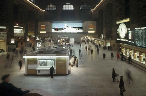 10. Ga Grand Central Terminal, New York: 21,6 triệu khách/năm Khách dành nhiều thời gian trong gian đại sảnh chính của tòa nhà xây kiểu Beaux-Arts để ngắm nhìn bản đồ các chòm sao đêm được vẽ trên trần nhà.  Các cửa hiệu, nhà hàng, một khu chợ và những sự kiện đặc biệt luôn thu hút sự chú ý. Hai trong số những địa điểm tráng lệ mang tính biểu tượng là Campbell Apartment và Oyster Bar, chuyên phục vụ các món cocktail.