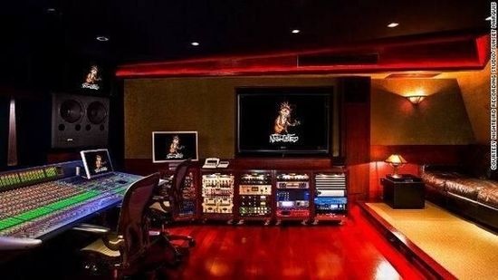 Thu âm như ngôi sao âm nhạc, khách sạn Earl Sunset (California, Mỹ): Khách sạn có một phòng thu cực kỳ 