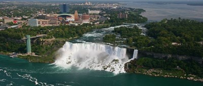 9. Thác Niagara, New York và Ontario: 22 triệu khách/năm Ba thác nước lớn nằm giữa biên giới Hoa Kỳ và Canada, gọi chung là Niagara Falls, với lưu lượng khoảng 169.900 m3/phút. Tuy có chiều cao kém hơn khoảng 500 thác nước trên khắp thế giới, nhưng Niagara Falls có sức mạnh vượt trội và dễ tiếp cận hơn so với nhiều thác lớn.