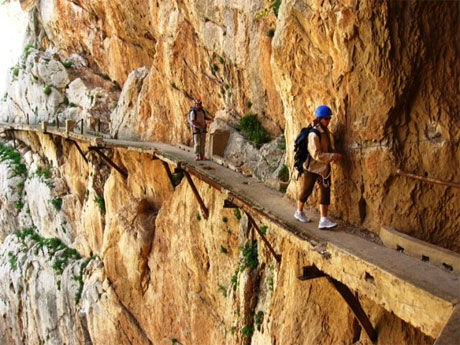 Trên đường chỉ còn lại một số đoạn là có lan can bảo hộ đã không còn chắc nữa, người đi trên đường chỉ sơ sảy là có khả năng rơi xuống vực.