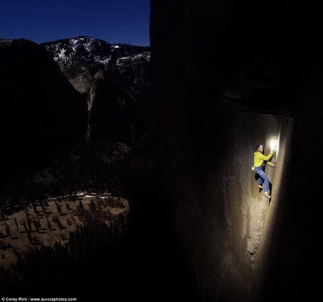 Kevin Jorgeson và Tommy Caldwell đã ăn và nghỉ trong túp lều treo lơ lửng trên vách đá.