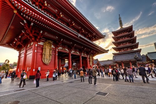 8. Chùa Sensoji, Tokyo: 30 triệu khách/năm Là ngôi chùa lâu đời nhất Tokyo, dành để thờ Phật bà Quan âm Kannon, được khởi lập từ năm 628. Ngôi chùa 5 tầng với những chi tiết màu đỏ son càng thêm nổi bật dưới ánh đèn lồng chiếu sáng khi đêm về.