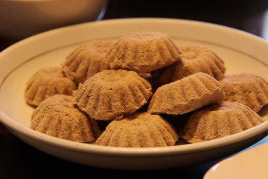 3. Bánh Tsampa: Đây là một trong những loại đồ ăn chính đặc sắc của Tây Tạng, được làm từ lúa mạch hoặc đậu Hà Lan sau khi đã xào chín, đánh nhuyễn với trà bơ, viên thành bánh. Cũng có thể làm với trà mặn, sữa chua hoặc rượu lúa mạch. 