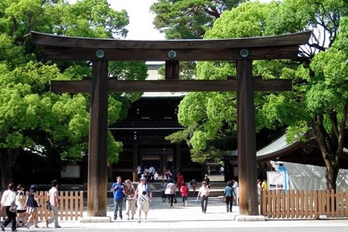 7. Đền Minh Trị Thiên Hoàng, Tokyo: 30 triệu khách/năm Ngôi đền Shinto ở trung tâm thành phố nhộn nhịp này là nơi ẩn cư yên bình giữa một khu rừng thiêng với hơn 100.000 cây. Khu vườn có đặc tính theo mùa như hoa đỗ quyên mùa Xuân, hoa diên vĩ mùa Hè, lá cây phong và bạch quả rực rỡ trong vườn vào mùa Thu, và khu rừng thông đen lại phủ tuyết khi Đông về.