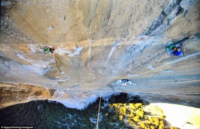 Kevin Jorgeson và Tommy Caldwell không có những vật dụng tiện nghi thông thường nhưng vẫn thường xuyên sử dụng mạng xã hội Twitter hay Facebook để cập nhật về hành trình của mình.