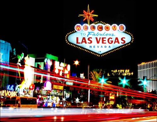 6. Las Vegas: 30,5 triệu khách/năm 77% trong số đó đã lưu trú tại các khách sạn trên The Strip, đại lộ sáng loáng dài khoảng 6km. Vì chỉ cần tuột khỏi giường là có thể ngắm nhìn đài phun nước Bellagio, đi mua sắm, đánh bạc, ăn uống và tất nhiên là ngắm thiên hạ nữa.