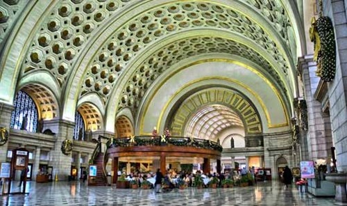5. Ga Union Station, Washington, D.C.: 40 triệu khách/năm Nhà ga bận rộn này mỗi ngày đưa đón khoảng 12.500 hành khách đi và đến thành phố. Nơi đây còn tiếp đón hàng triệu du khách ghé thăm tòa nhà to lớn pha trộn nhiều phong cách kiến trúc tuyệt vời.