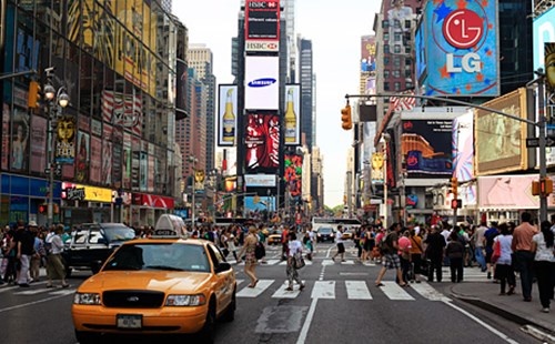 3. Quảng trường Times Square, New York: 50 triệu khách/năm Những ánh đèn nhấp nháy, sân khấu kịch Broadway, các cửa hàng lớn và khung cảnh ngoạn mục luôn tỏa lực hấp dẫn. Khu vực dành cho người đi bộ và các quán cà phê khiến du khách càng dễ mất nhiều thời gian ở đây.