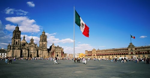 2. Quảng trường Zocalo, Mexico: 85 triệu khách/năm Chính thức được gọi là Plaza de la Constitucion, quảng trường Zocalo rộng lớn cũng là nơi diễn ra các hoạt động như diễu binh, sự kiện văn hóa và chính trị, hòa nhạc, hội chợ và triển lãm nghệ thuật công cộng.