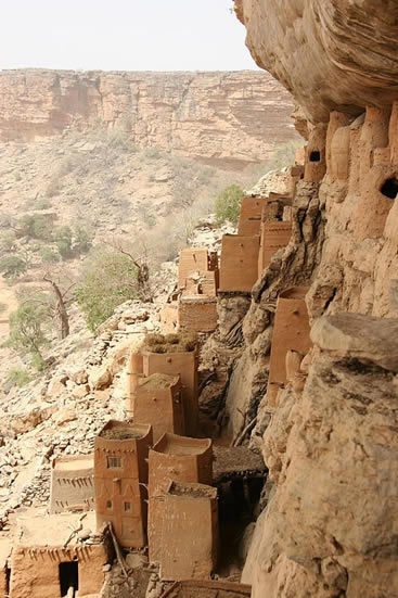 3. Làng Bandiagara (Mali, châu Phi): Khu vực này có tổng cộng 289 ngôi làng nhỏ bám vách núi cheo leo như thế này. 
