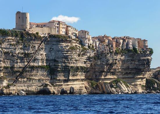 5. Làng vách đá Bonifacio (Corsica, Pháp): Những ngôi nhà cổ trong làng đều nằm chênh vênh trên núi đá. Du khách đến đây bày tỏ, họ thích nhất phong cách kiến trúc cổ của ngôi làng. 