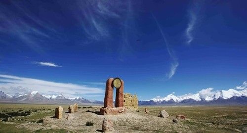 10. Yadong: Trời xanh, mây trắng, nước trong leo lẻo, ánh nắng mặt trời phản chiếu từ núi tuyết càng chói chang sáng lóa. 