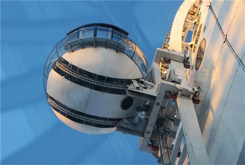 Thang máy hình cầu (Stockholm, Thụy Điển): Du lịch tới thủ đô Stockholm xinh đẹp của Thụy Điển, làm sao có thể bỏ qua thang máy này? Thang máy hình cầu bằng kính trong suốt, đưa bạn đến độ cao 85m của đỉnh Cung Thể thao hình cầu Ericsson. Bản thân Cung Thể thao này cũng là công trình kiến trúc hình cầu lớn nhất toàn cầu. Đứng ở đây, bạn có thể ngắm nhìn toàn cảnh Stockholm đẹp rạng rỡ. 