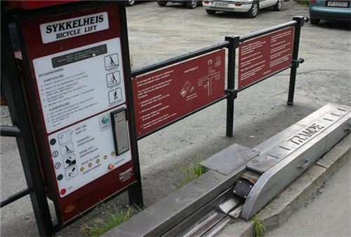 Thang máy bàn đạp xe đạp (Trondheim, Na Uy): Trondheim là thành phố lớn thứ ba của Na Uy, nổi tiếng thế giới với thang máy bàn đạp xe đạp này. Trondheim là thành phố đầu tiên và duy nhất trên thế giới thiết kế thiết bị này cho người đi xe đạp. Thang máy có tổng chiều dài 130m, có nó việc đi xe đạp leo dốc đứng sẽ chẳng còn gì khó khăn. 