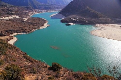 7. Milin: Nằm ở vùng núi cao phía Đông Tây Tạng, thuộc vùng thung lũng giữa trung du sông Yalu Tsangpo và dãy Himalaya, có độ cao 3.700m so với mực nước biển, địa hình phức tạp, quang cảnh thiên nhiên vô cùng hấp dẫn. 
