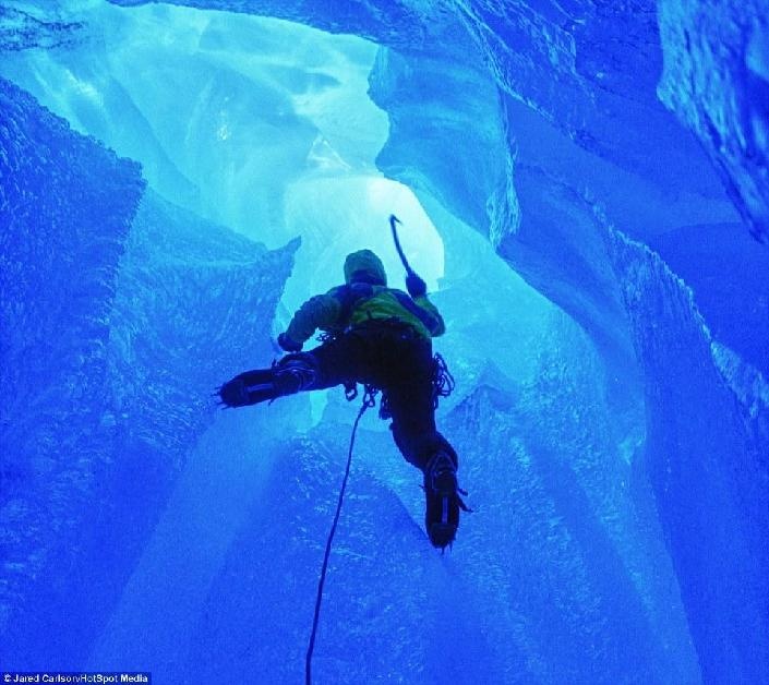 Hằng năm, hai nhà thám hiểm này đều chọn một sông băng để khám phá. 