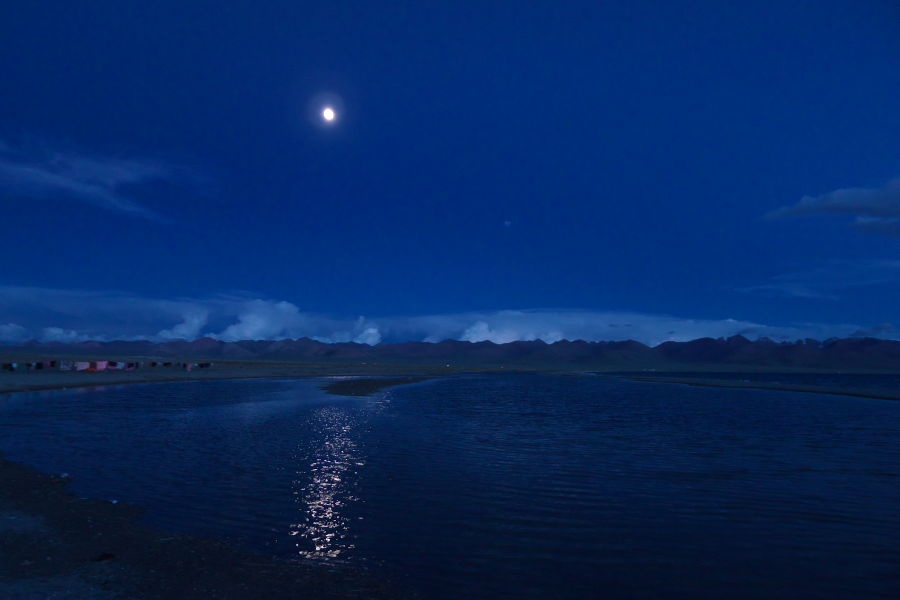 4. Đến Namtso chụp ảnh sao đêm: Rất nhiều du khách ban ngày đến Namtso chơi, tối lại quay về Lhasa nghỉ, nhưng như thế có nghĩa là đã bỏ qua cảnh đêm đẹp tuyệt vời nơi đây. Tuy lạnh cắt da thấu thịt, nhưng ngắm được cảnh thế này, chụp được ảnh thế này, bạn sẽ thấy những vất vả kia là rất đáng. (Ảnh: sina.com.cn)
