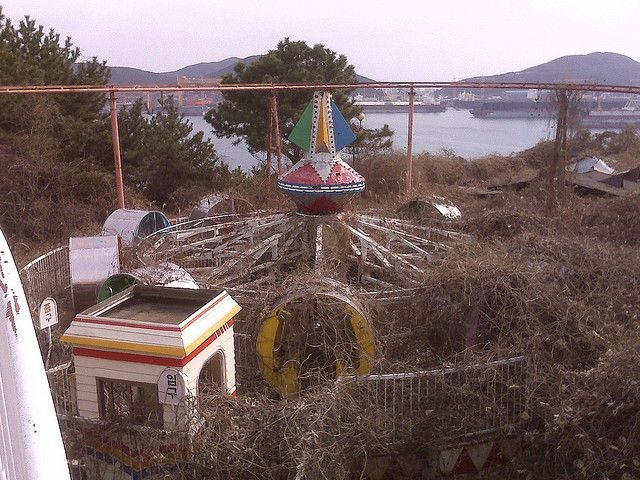 Công viên Okpo (Hàn Quốc): Đã từ nhiều năm nay không có người màng tới, công viên này mở cửa đón khách cách đây 20 năm, những năm 90, sau một tai nạn nghiêm trọng xảy ra, công viên đã phải đóng cửa, và sau đó hoang phế. (Ảnh: pinterest.com)