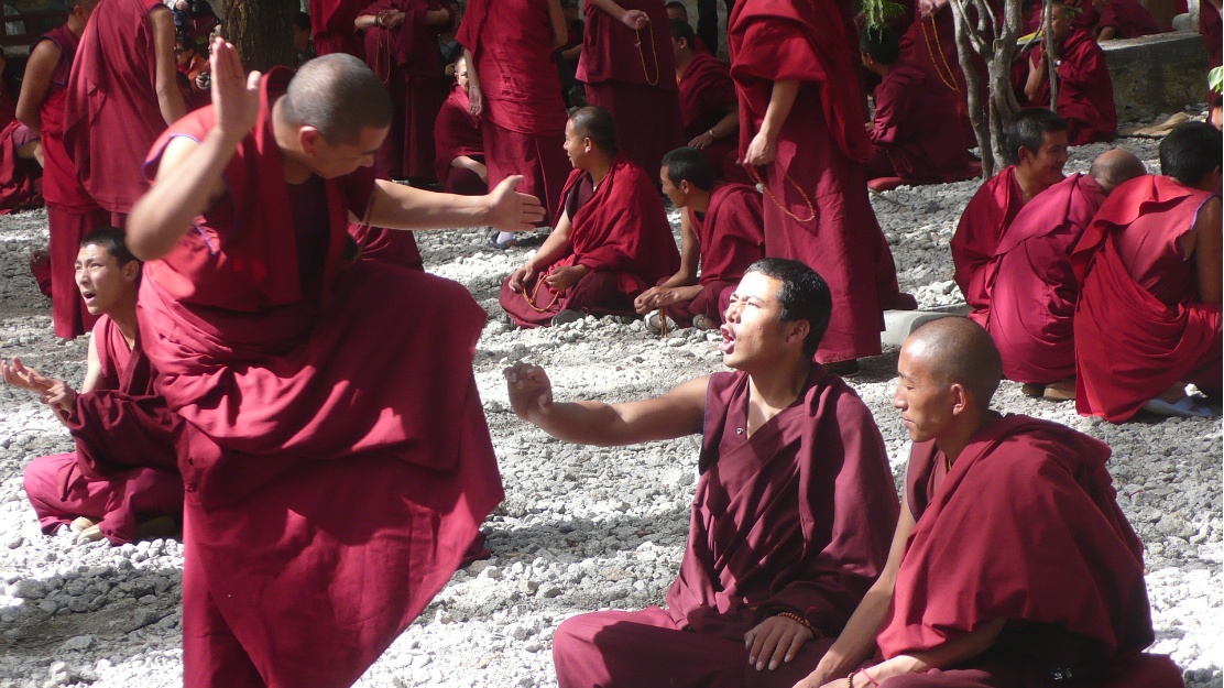 5. Xem các Latma biện Kinh: Biện Kinh, hay còn gọi là cách các tăng nhân Phật giáo ở Tây Tạng thảo luận, ôn tập về những điều Phật dạy, hỏi một đáp một, hoặc hỏi một đáp nhiều, hoặc hỏi nhiều đáp một. Ở khu biện Kinh, khá đông các Latma khi đưa ra câu hỏi thường hay kèm theo một số động tác minh họa. Tuy nghe không hiểu họ nói gì, nhưng nhìn thái độ ham học, âm thanh giọng nói và cả động tác minh họa, rất nhiều du khách tỏ ra vô cùng thích thú. (Ảnh: mafengwo.cn)