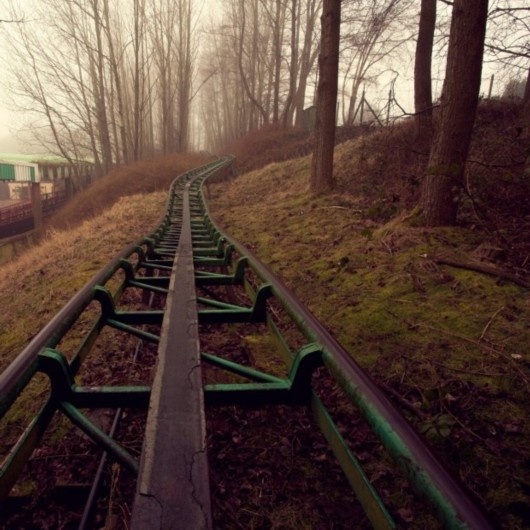 Công viên Camelot (Hạt Lancashire, Anh): Sau khi kinh doanh 29 năm, công viên ít khách dần và đóng cửa vào năm 2013. Trong ảnh là đường ray xe cáp bỏ hoang. 