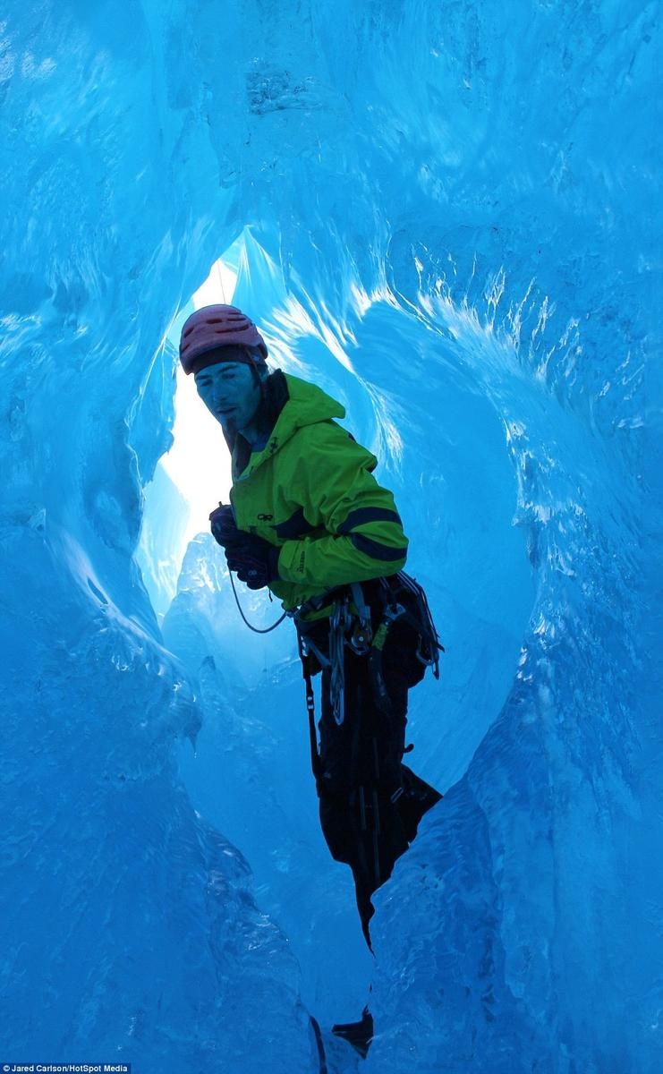 Mỗi lần ngẩng nhìn lên trên, cảm nhận được ánh nắng mặt trời xuyên qua làn nước, hai nhà thám hiểm lại cảm thấy phấn chấn đôi phần. 