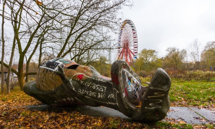 Công viên Spreepark (Berlin, Đức): Mô hình Tyrannosaurus Rex bị vẽ đầy, đu quay khổng lồ đã lâu không người lui tới. Trước kia, đây từng là khu vui chơi giải trí duy nhất ở Berlin, năm đông khách thu hút tới 1.5 triệu người. Năm 2011, chủ nhân của công viên bị bắt vì tội buôn lậu 180kg heroin. Công viên cũng vì thế mà bị đóng cửa.  