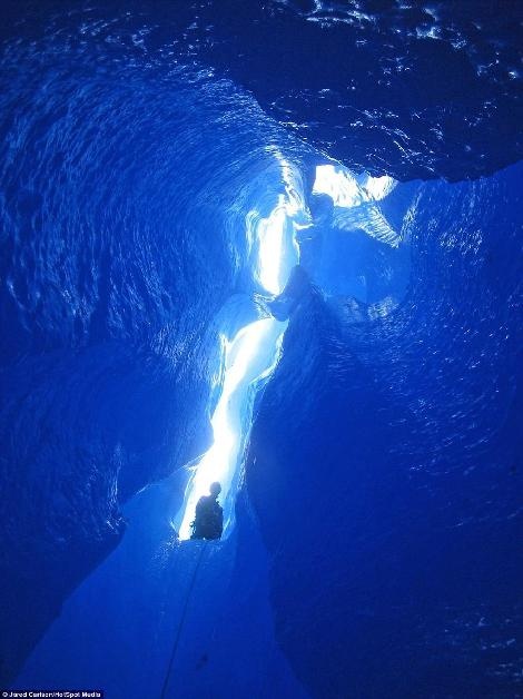 Sông băng vừa đẹp vừa nguy hiểm. Hai nhà thám hiểm mất 8 tiếng để xuống đến đáy, nơi đây cách mặt băng 1.600m.