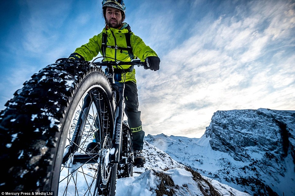 Lao xe dap xuong tu dinh nui tuyet 2.313m hinh anh