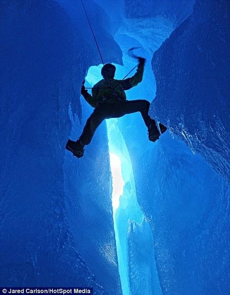 Nguy hiểm vậy, nhưng hai nhà thám hiểm vẫn liên tục nhấn nút máy ảnh, cố gắng hết sức ghi lại những hình ảnh đặc sắc này. 