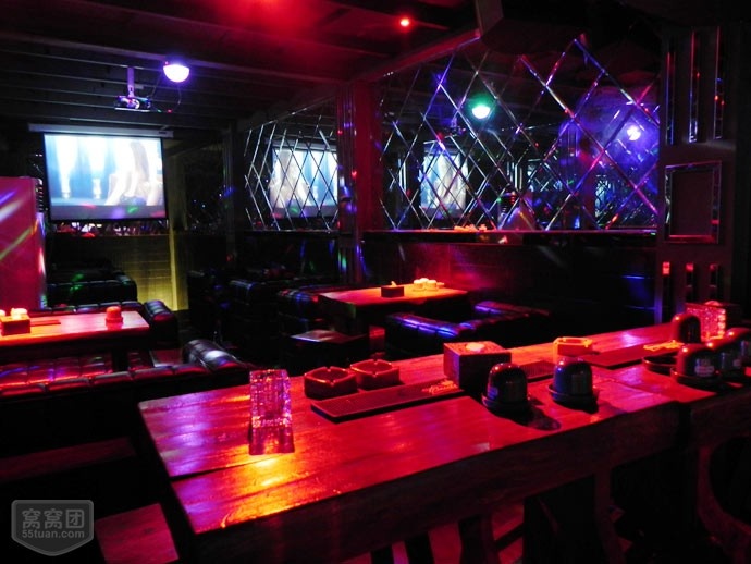 9. Trải nghiệm cuộc sống về đêm của Lhasa: Ganglamedo là một trong những bar nổi tiếng nhất ở Tây Tạng. Với phong cách nghệ thuật, trên tường của bar treo rất nhiều tranh dầu, tranh nước vẽ về Tây Tạng, ngoài ra còn vô số sách viết về dân tộc Tạng, và cả đồ cổ nữa. Còn nếu bạn yêu thích âm nhạc, thì nên chọn bar Phòng Lùn. Ông chủ quán này rất sùng bái nhạc Tạng, nhạc Ấn Độ và Nepal. Đến đây, bạn có thể ngồi tĩnh lặng chìm mình trong những giai điệu da diết. (Ảnh: changsha.55tuan.com)