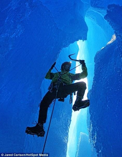 Ngâm mình sâu dưới lòng sông băng, hai nhà thám hiểm cảm thấy mình như ở một thế giới khác ngoài hành tinh. 