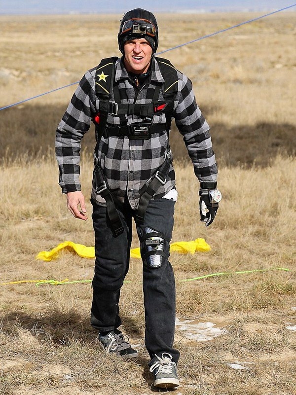 Roner nhanh chóng bật dù, và an toàn tiếp đất. Màn biểu diễn tuyệt kỹ của anh đã kết thúc thành công rực rỡ. 