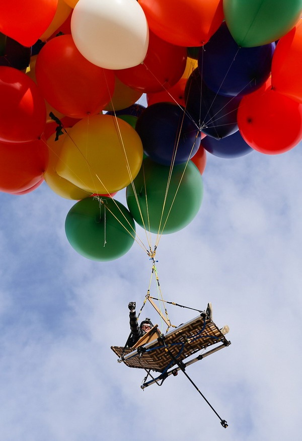 Du ngoan tren khong 2.400m bang bong bay hinh anh