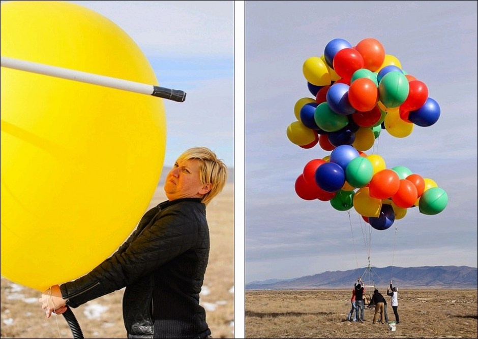 Người nhà và bạn của Roner giúp anh buộc bóng bay vào ghế. 