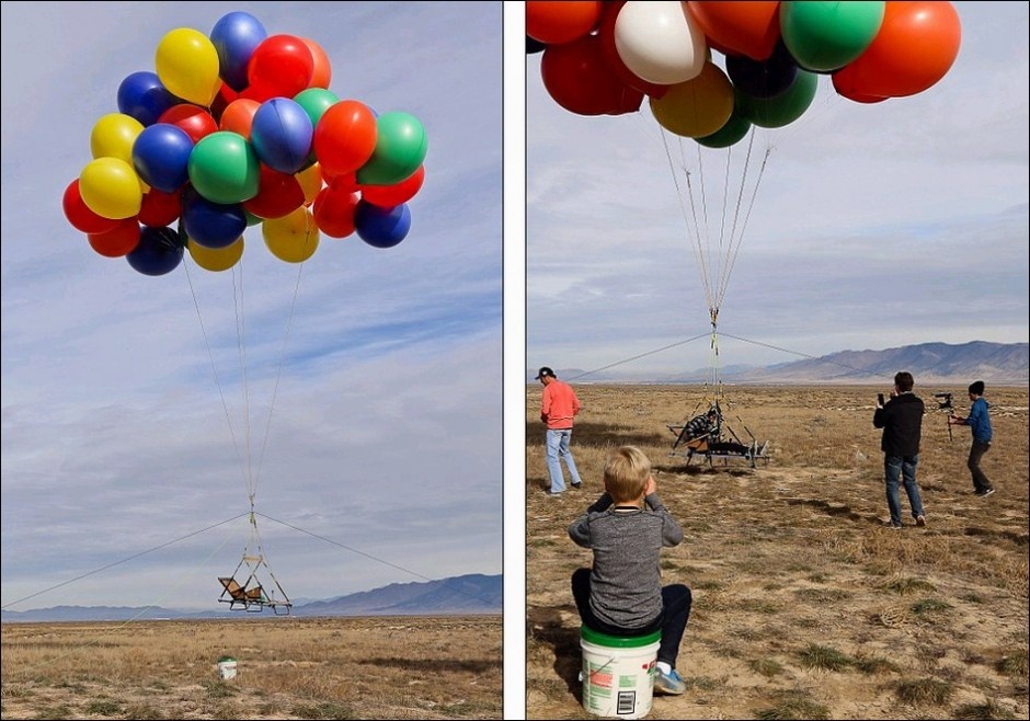 Roner ngồi trên ghế, bay từ  từ lên không trung. 