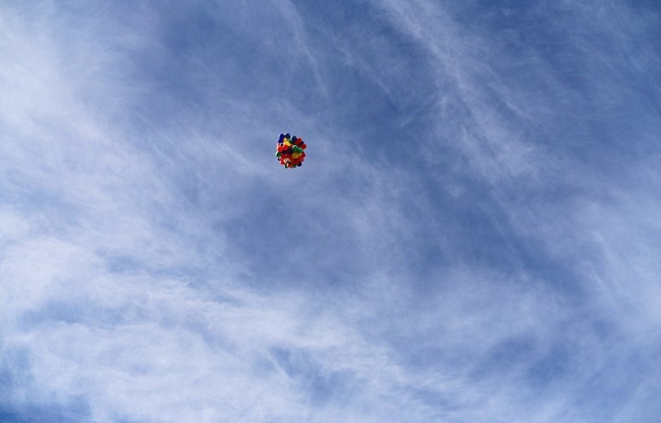 Trên áo của Roner có gắn máy ảnh, bạn anh cũng đồng thời chụp từ dưới đất lên. 