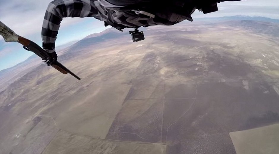 Sau khi đạt độ cao, Roner rời bóng bay, bắt đầu nhảy dù. 