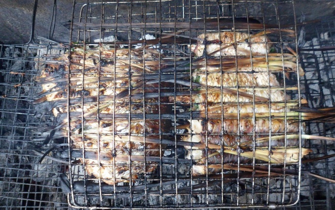 Cá nướng lá mắc khén trên bếp than - Ảnh: Thái Anh
