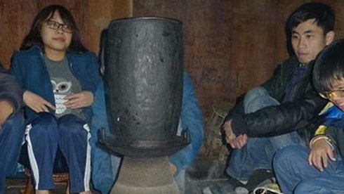 Quây quần chờ... cơm - Ảnh: Thái Anh