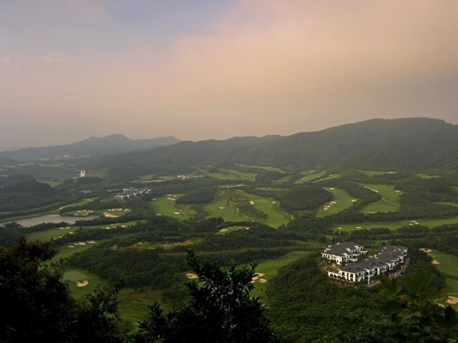 Mission Hills được xây dựng trên nền đá nham thạch của núi lửa tạo nên sự tương phản sắc nét giữa đá sẫm màu và cây cỏ xanh tươi như một bức tranh phong cảnh hùng vĩ.