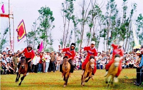 Hội đua ngựa Gò Thì Thùng, Phú Yên Lễ hội được tổ chức vào mùng 9 tháng Giêng, tại Gò Thì Thùng, xã An Xuân, huyện Tuy An. Mặc dù tham gia đường đua là những chú ngựa hàng ngày thồ hàng và kỵ sĩ là những người nông dân chân chất, nhưng vào ngày hội, du khách sẽ được chứng kiến những màn phi nước đại trong tiếng reo hò cổ vũ của hàng nghìn người xem. Ngoài phần đua, lễ hội còn có các trò chơi dân gian sôi động.